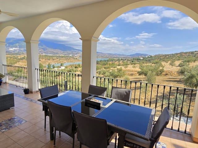 4 soverom Villa til salgs i Los Romanes, Viñuela med svømmebasseng garasje - € 795 000 (Ref: 9278485)