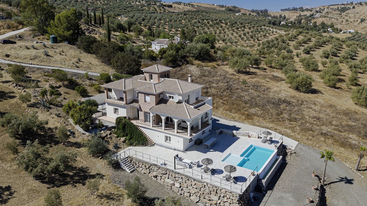 4 bedroom Villa for sale in Los Romanes with pool garage - € 795,000 (Ref: 9278485)