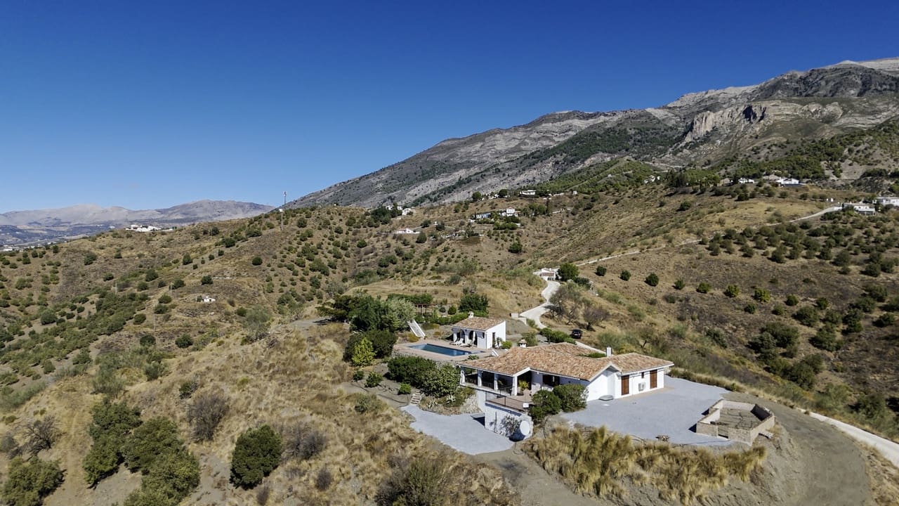 4 sypialnia Willa na sprzedaż w Canillas de Aceituno z basenem garażem - 589 950 € (Ref: 9331891)