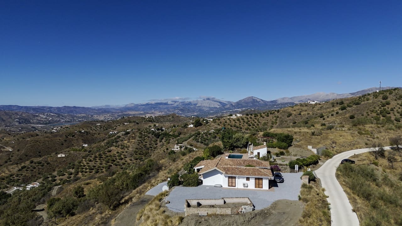 4 sypialnia Willa na sprzedaż w Canillas de Aceituno z basenem garażem - 589 950 € (Ref: 9331891)