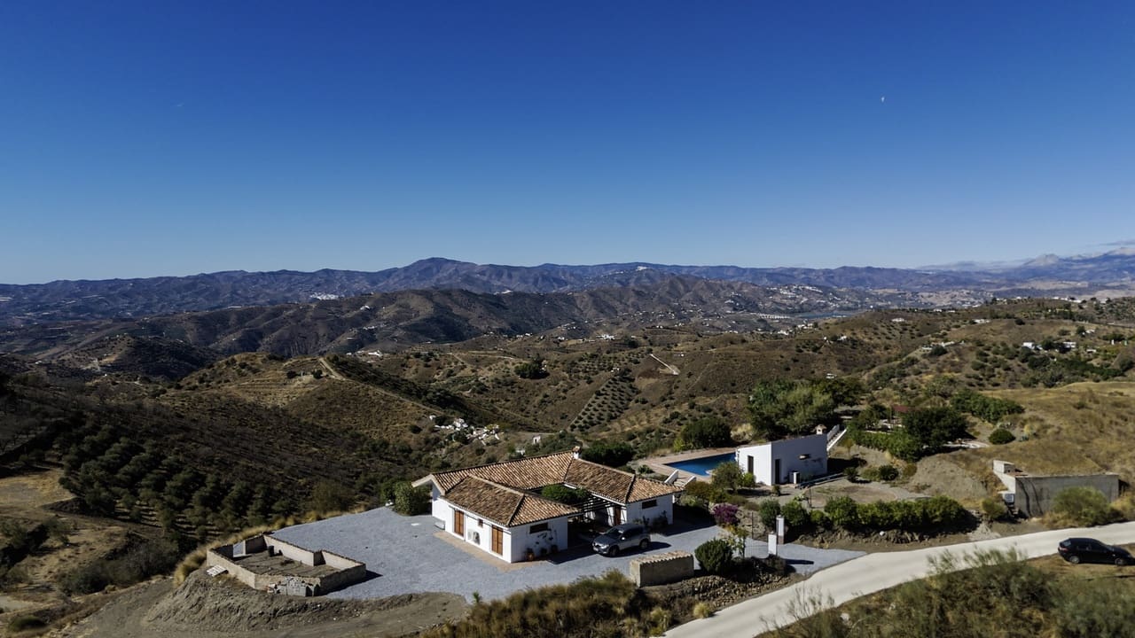 4 sypialnia Willa na sprzedaż w Canillas de Aceituno z basenem garażem - 589 950 € (Ref: 9331891)