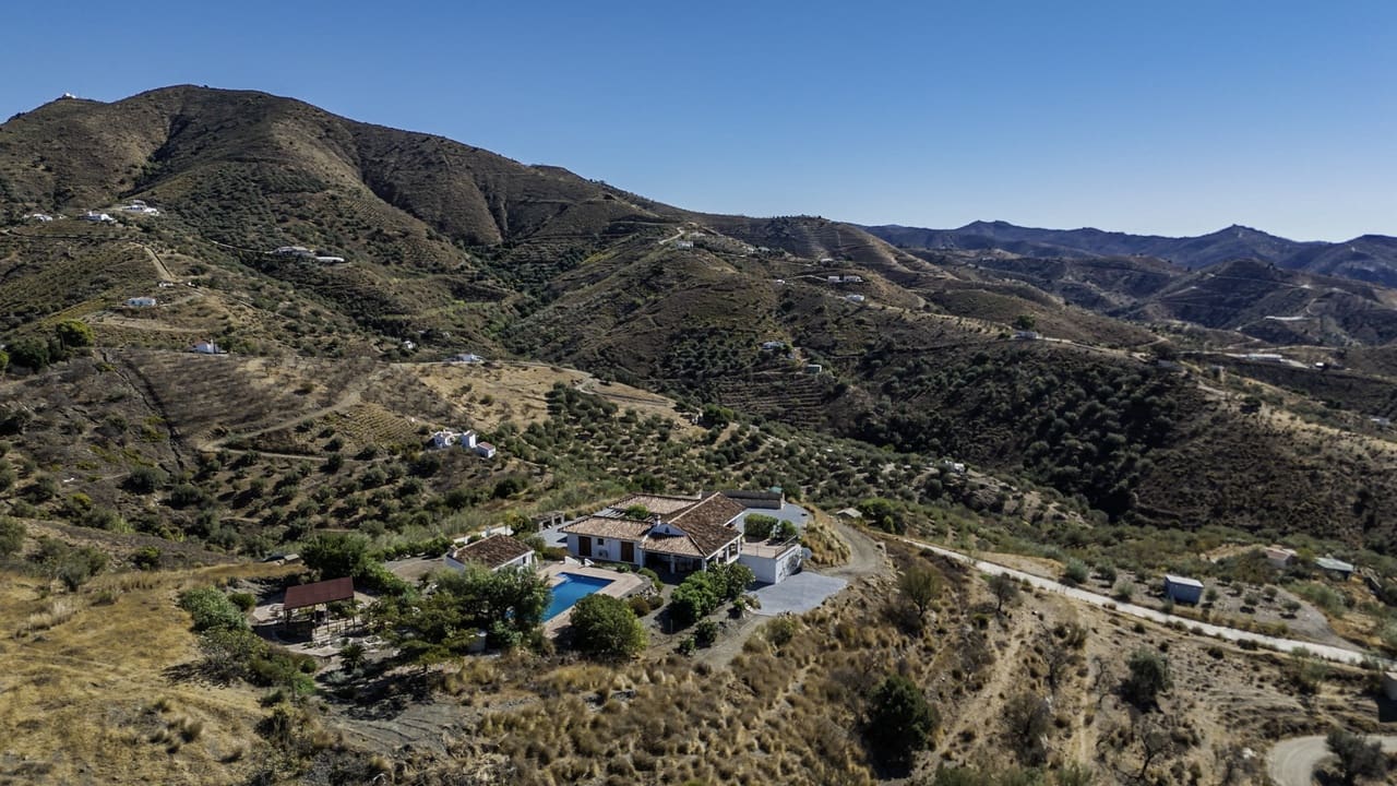 4 sypialnia Willa na sprzedaż w Canillas de Aceituno z basenem garażem - 589 950 € (Ref: 9331891)