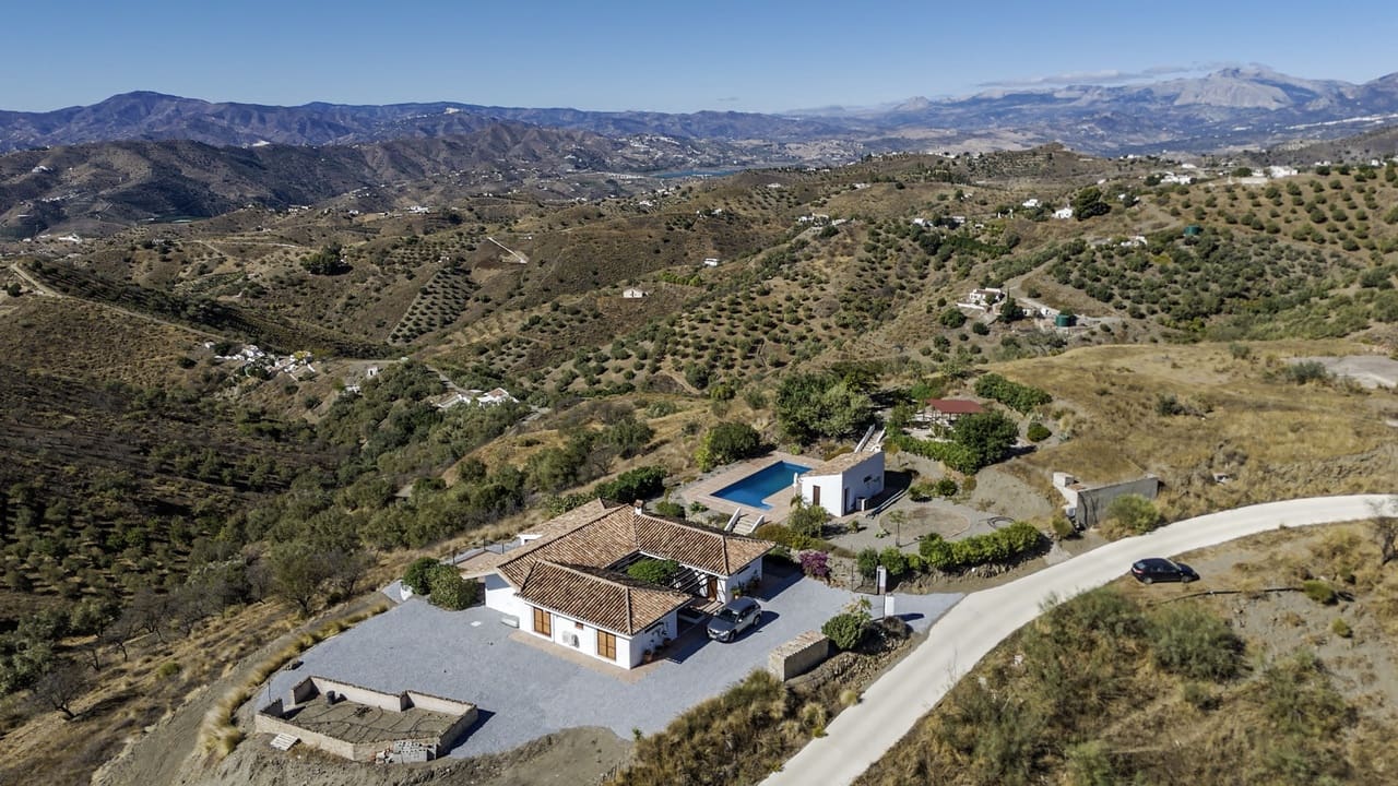 4 sypialnia Willa na sprzedaż w Canillas de Aceituno z basenem garażem - 589 950 € (Ref: 9331891)