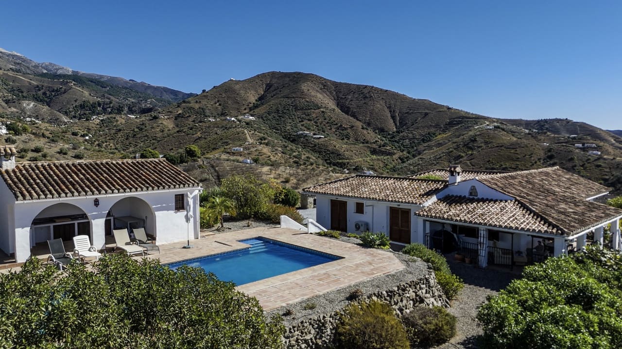 4 sypialnia Willa na sprzedaż w Canillas de Aceituno z basenem garażem - 589 950 € (Ref: 9331891)