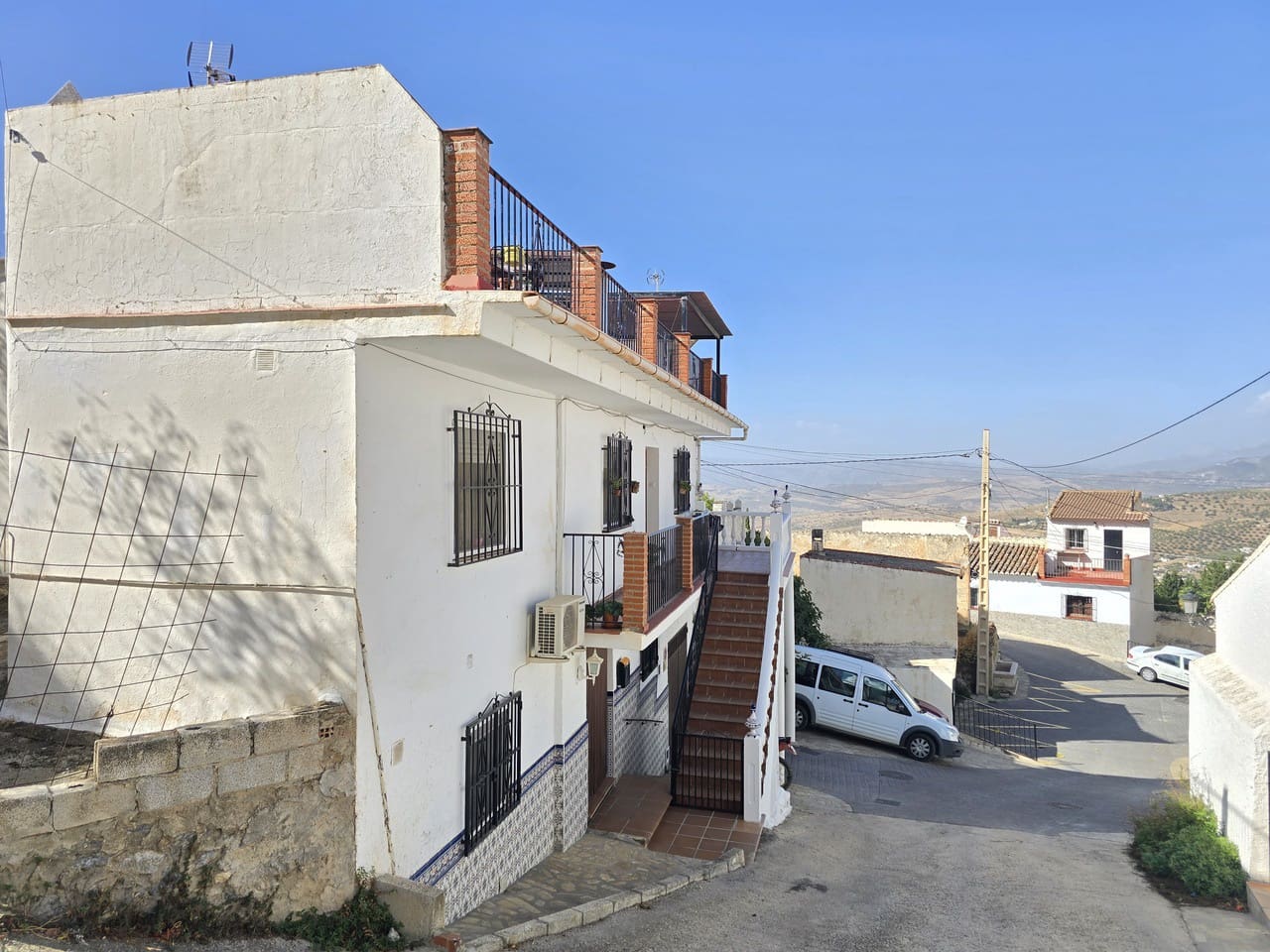 6 bedroom Townhouse for sale in Alcaucin with garage - € 195,000 (Ref: 9337051)