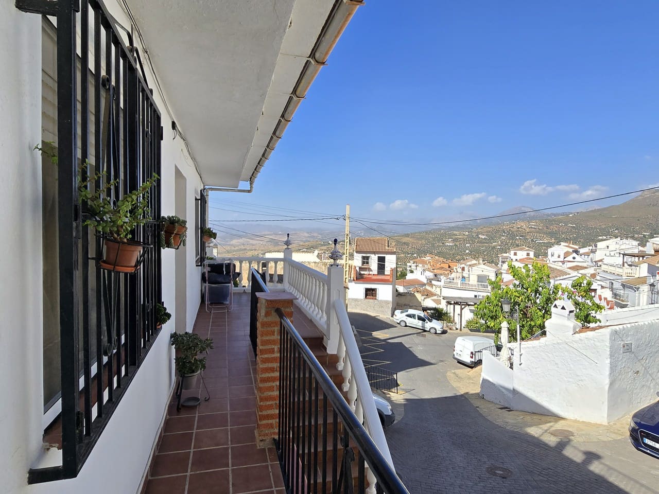 6 bedroom Townhouse for sale in Alcaucin with garage - € 195,000 (Ref: 9337051)