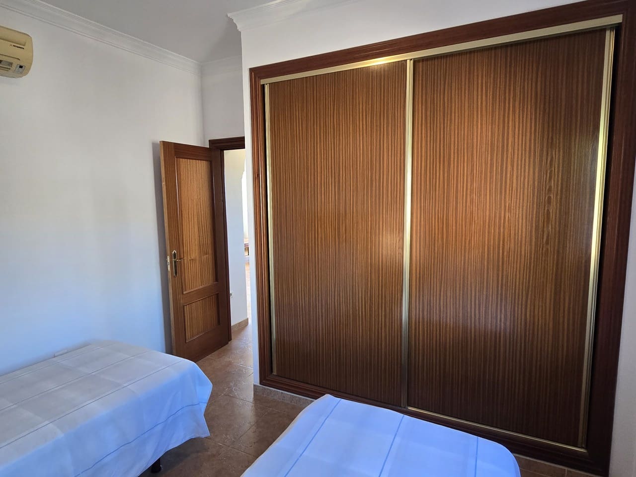 3 sypialnia Willa na sprzedaż w Alcaucin z basenem garażem - 299 000 € (Ref: 9357430)