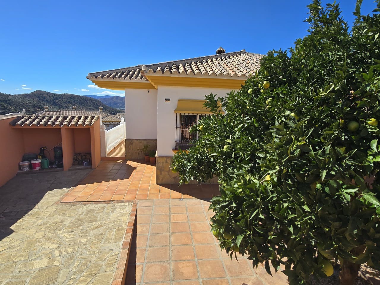 3 sypialnia Willa na sprzedaż w Alcaucin z basenem garażem - 299 000 € (Ref: 9357430)