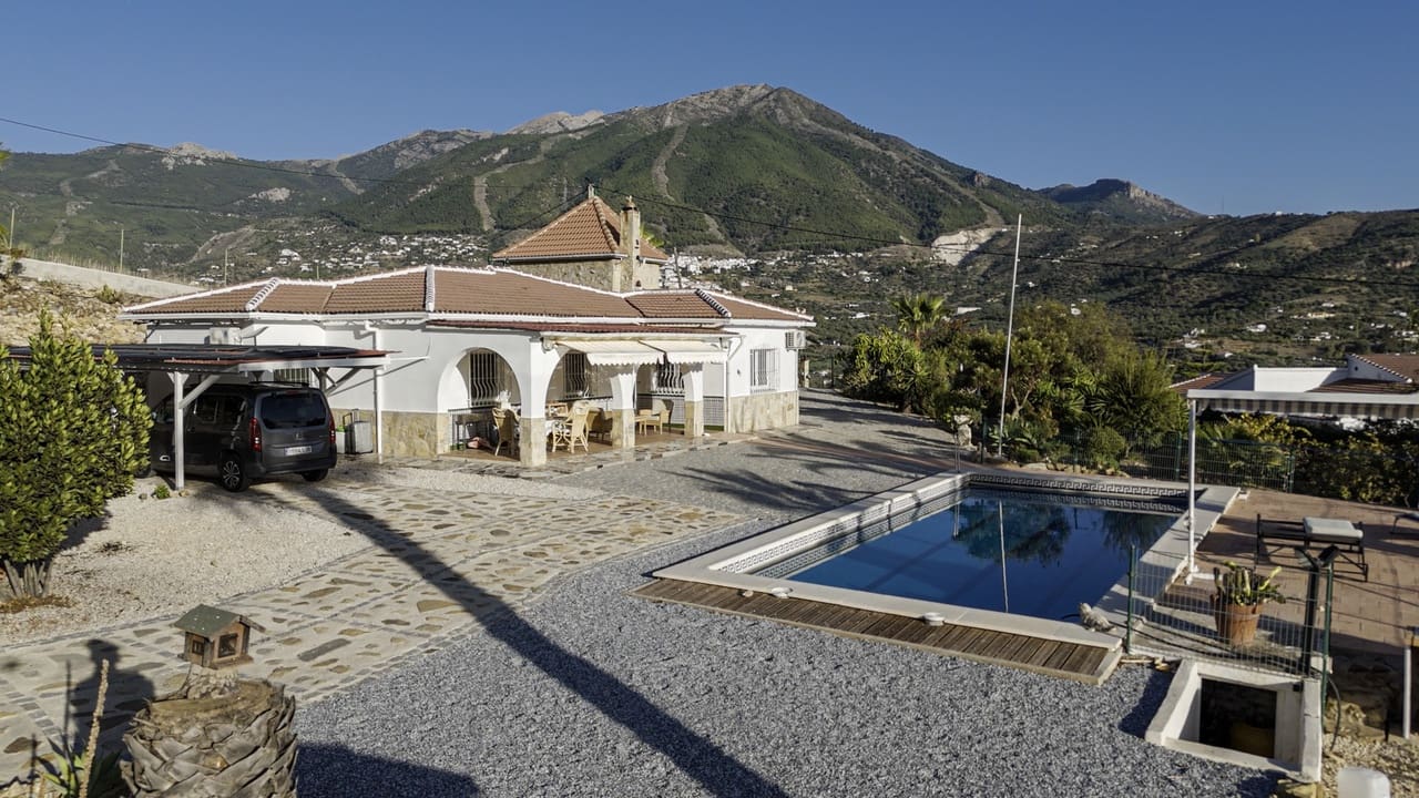 3 sypialnia Willa na sprzedaż w Alcaucin z basenem garażem - 397 500 € (Ref: 9386005)