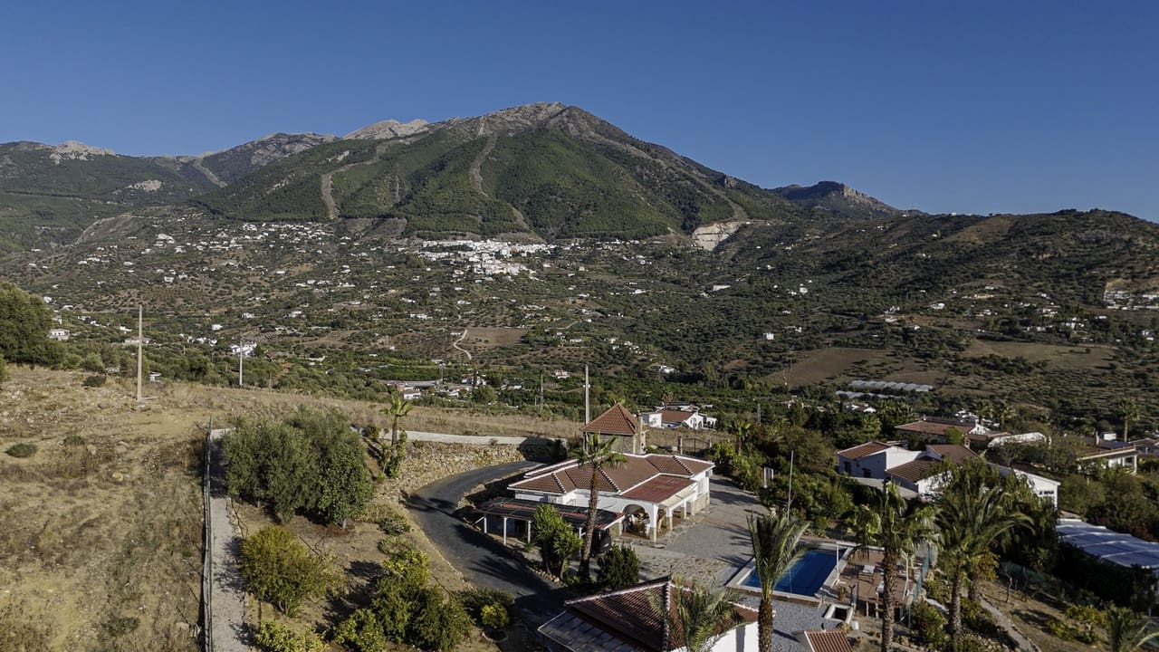 3 sypialnia Willa na sprzedaż w Alcaucin z basenem garażem - 397 500 € (Ref: 9386005)