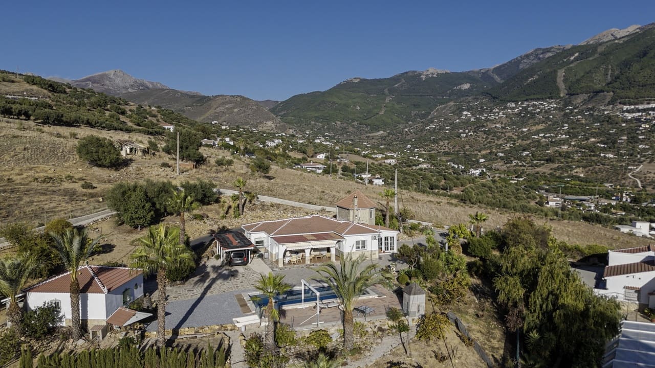 3 sypialnia Willa na sprzedaż w Alcaucin z basenem garażem - 397 500 € (Ref: 9386005)