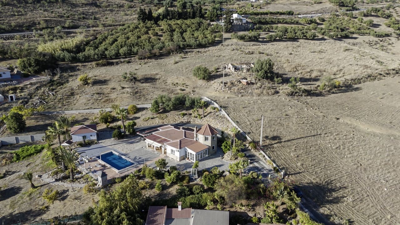 3 sypialnia Willa na sprzedaż w Alcaucin z basenem garażem - 397 500 € (Ref: 9386005)