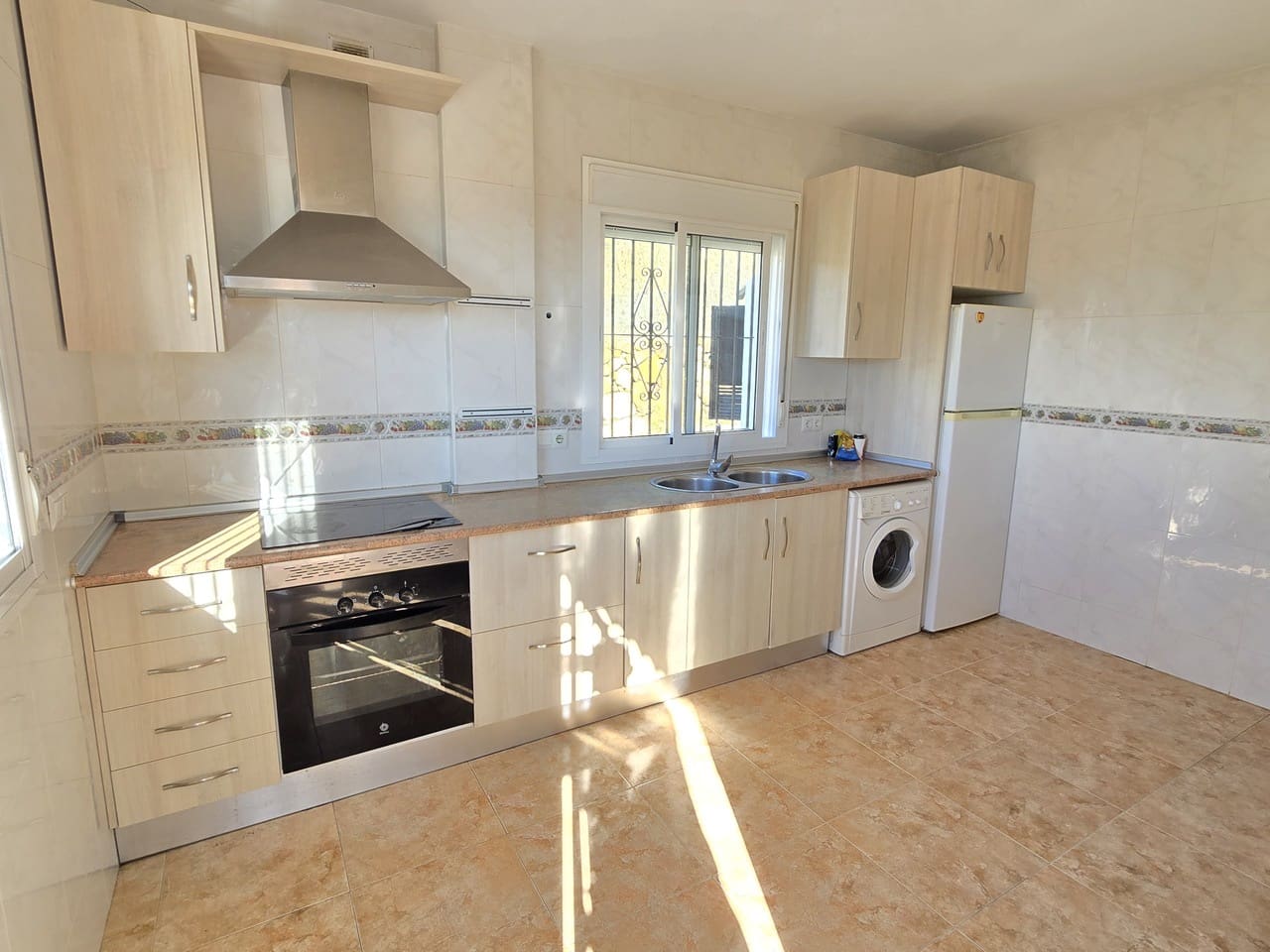 3 bedroom Villa for sale in Alcaucin with pool - € 285,000 (Ref: 9399831)