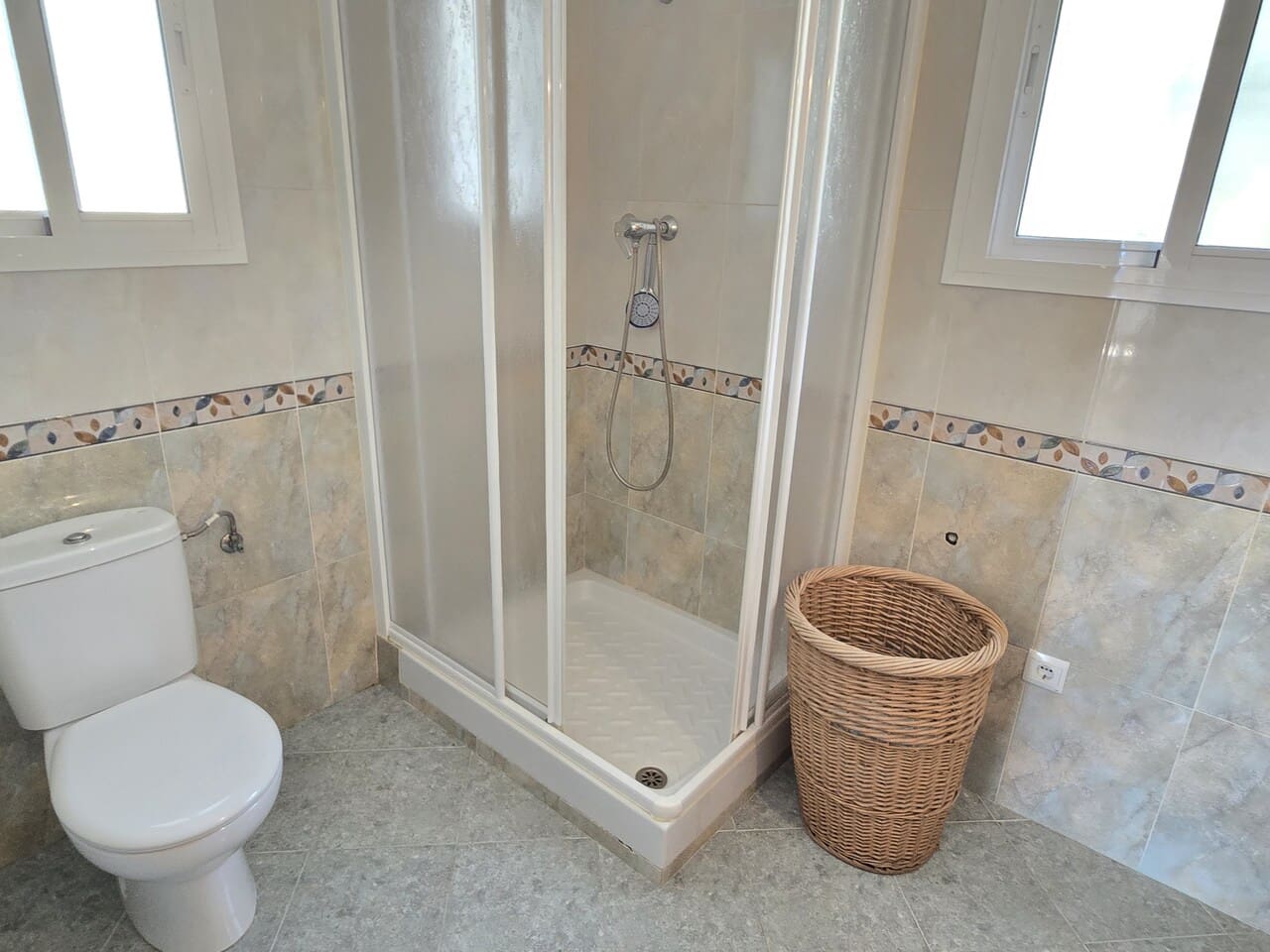 3 bedroom Villa for sale in Alcaucin with pool - € 285,000 (Ref: 9399831)