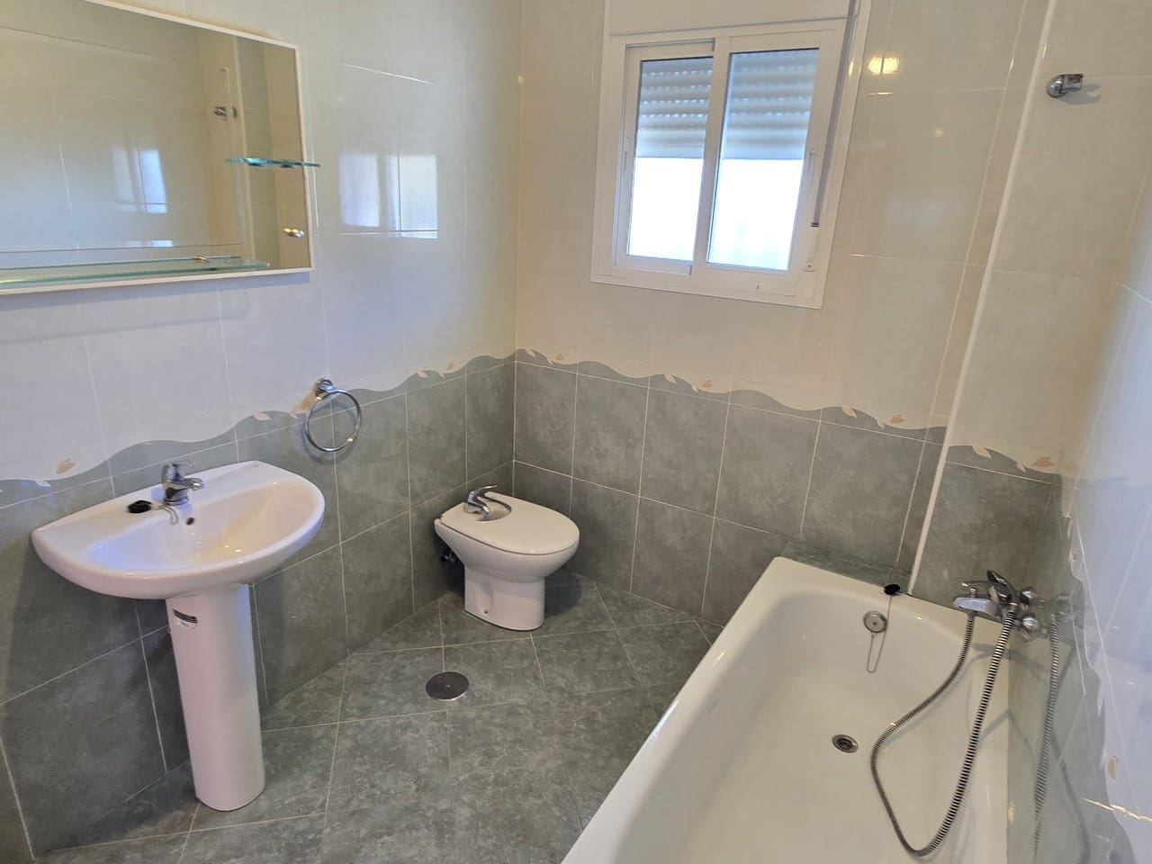 3 bedroom Villa for sale in Alcaucin with pool - € 285,000 (Ref: 9399831)