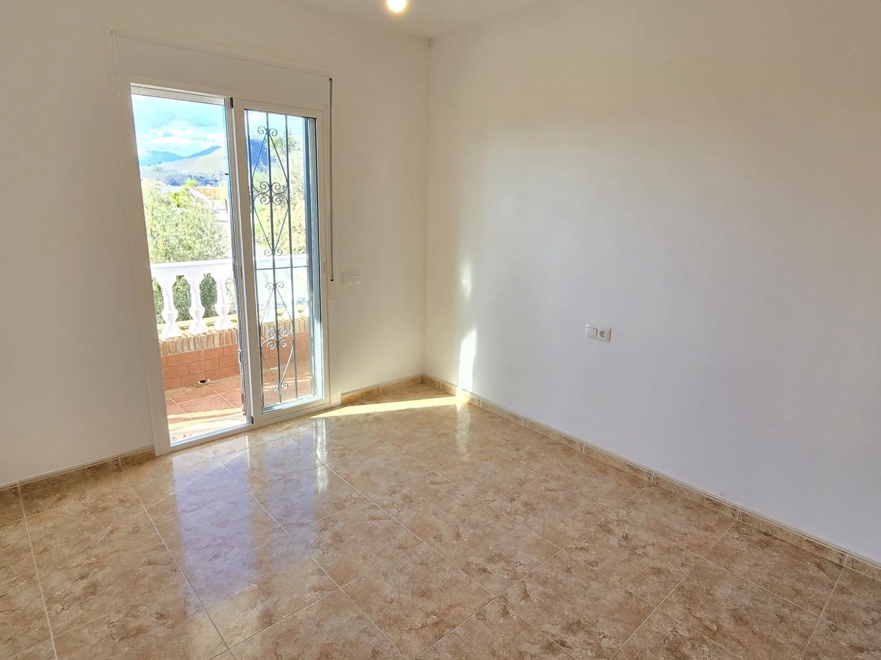 3 bedroom Villa for sale in Alcaucin with pool - € 285,000 (Ref: 9399831)