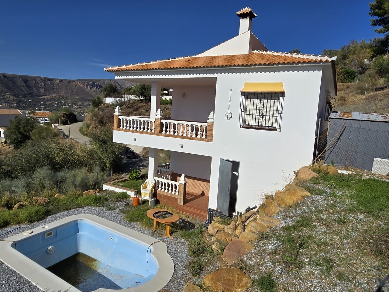 3 bedroom Villa for sale in Alcaucin with pool - € 285,000 (Ref: 9399831)