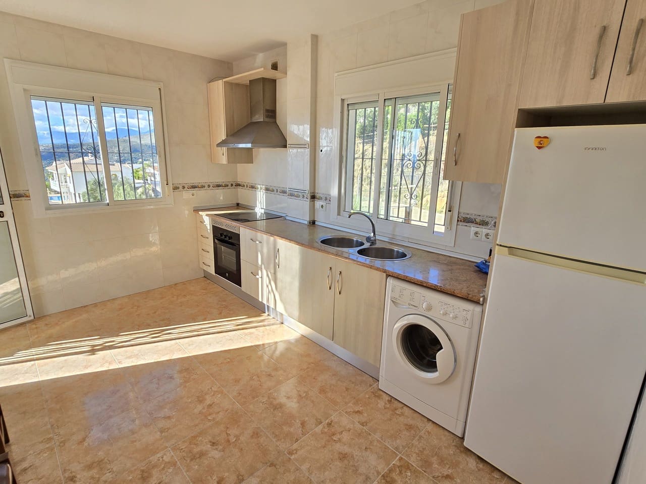 3 bedroom Villa for sale in Alcaucin with pool - € 285,000 (Ref: 9399831)