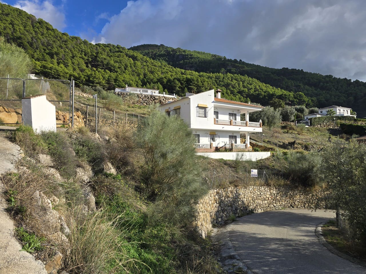 3 bedroom Villa for sale in Alcaucin with pool - € 285,000 (Ref: 9399831)