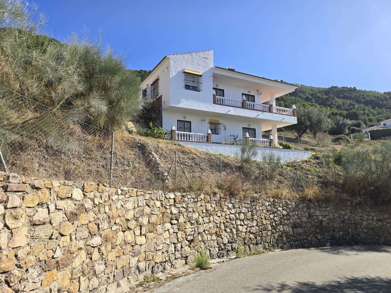 3 bedroom Villa for sale in Alcaucin with pool - € 285,000 (Ref: 9399831)