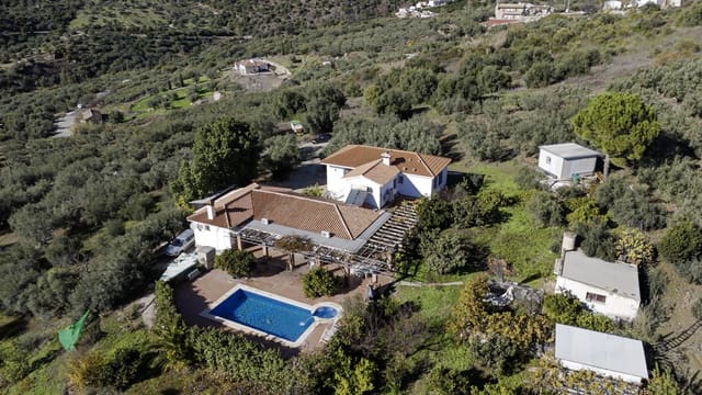 6 makuuhuone Huvila myytävänä paikassa Periana mukana uima-altaan 
autotalli - 649 000 € (Ref: 9466191)