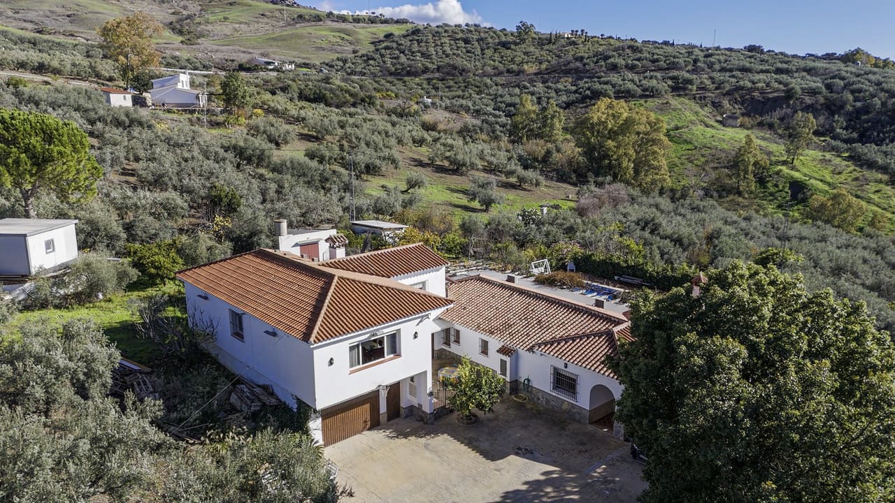 6 bedroom Villa for sale in Periana with pool garage - € 575,000 (Ref: 9466191)