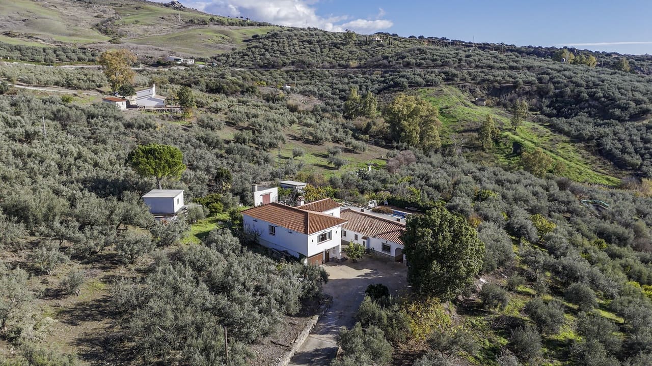 6 bedroom Villa for sale in Periana with pool garage - € 575,000 (Ref: 9466191)