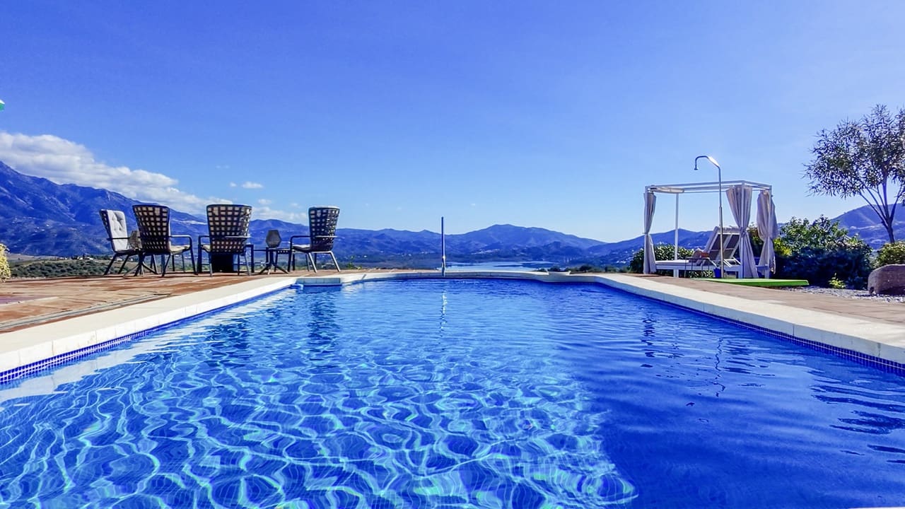 3 bedroom Villa for sale in Vinuela with pool - € 497,500 (Ref: 9469001)