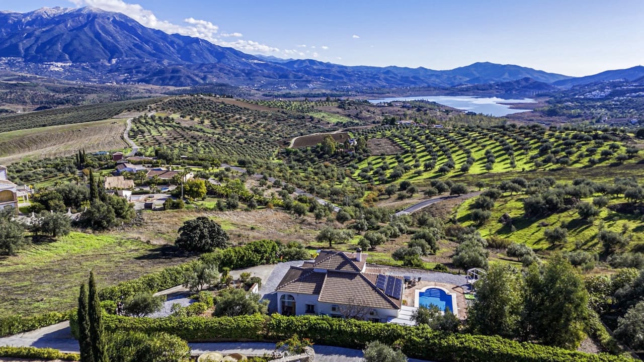 3 bedroom Villa for sale in Vinuela with pool - € 497,500 (Ref: 9469001)