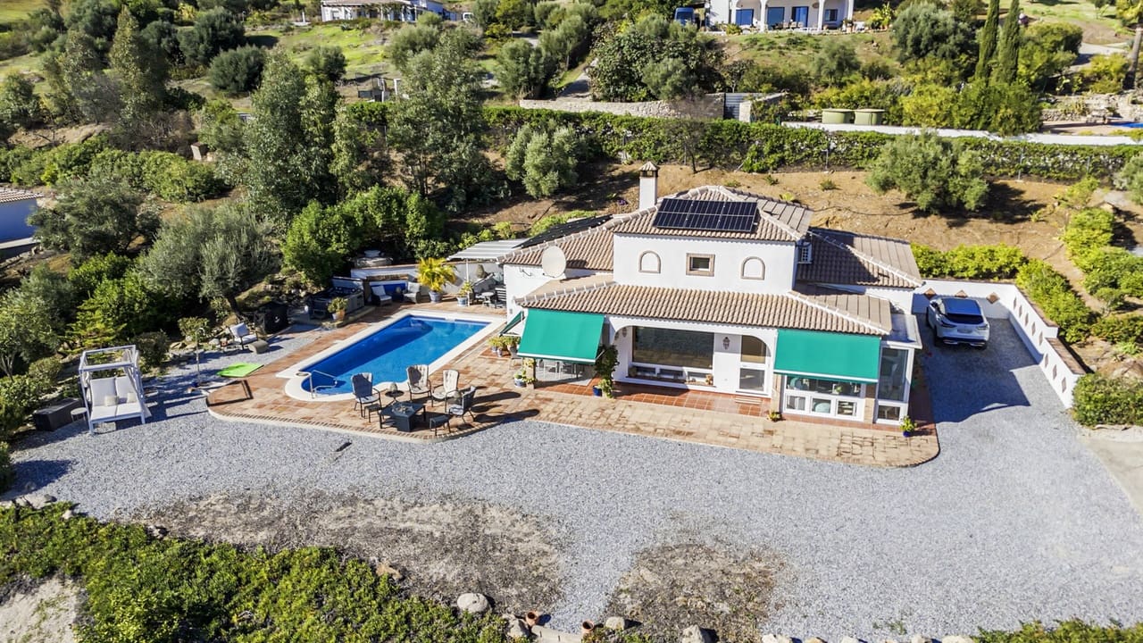 3 bedroom Villa for sale in Vinuela with pool - € 497,500 (Ref: 9469001)