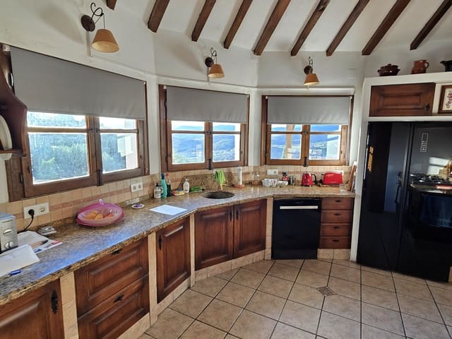 4 slaapkamer Villa te koop in Alcaucín met zwembad garage - € 349.500 (Ref: 9469929)