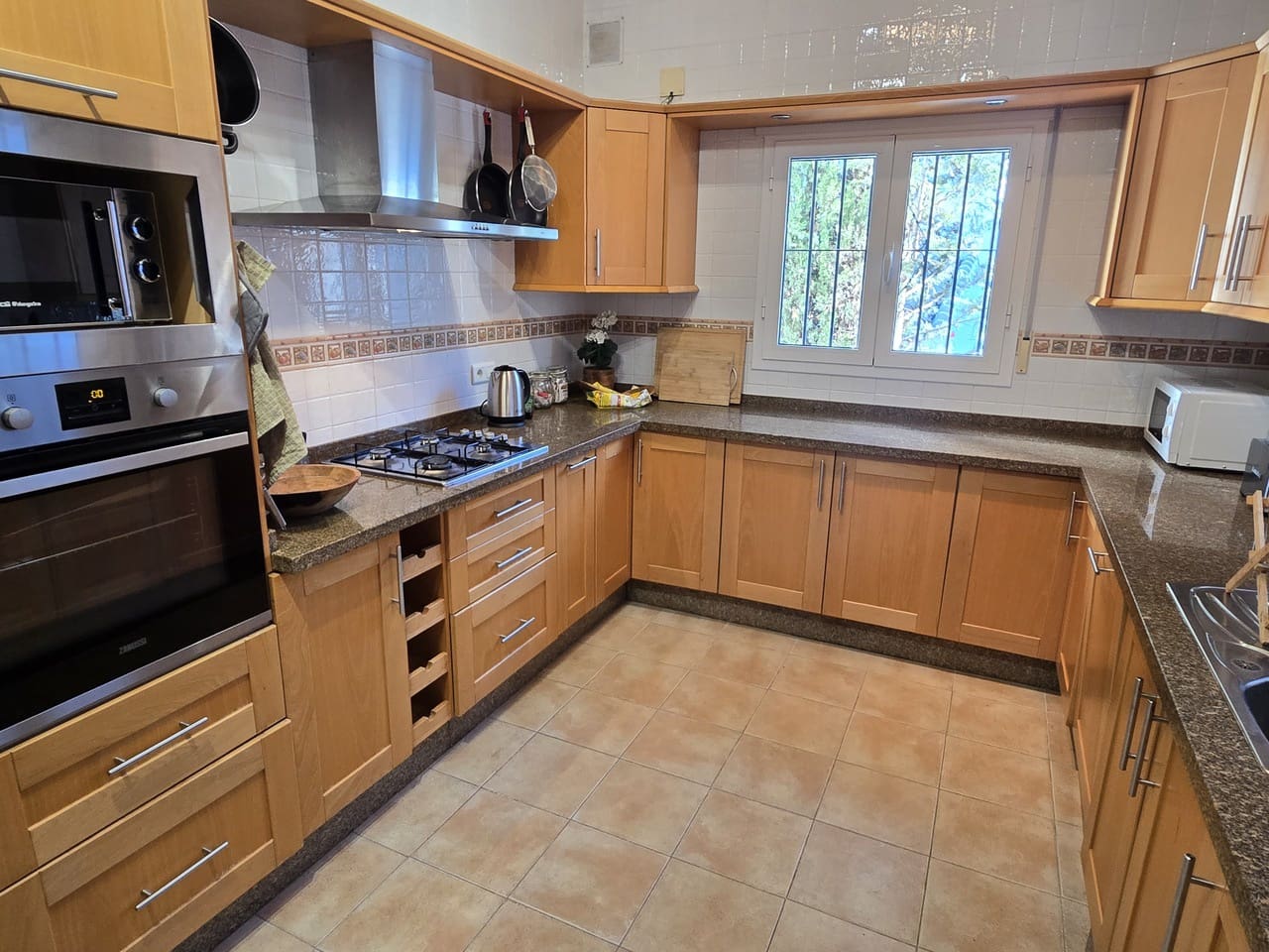 3 bedroom Villa for sale in Vinuela with pool - € 415,000 (Ref: 9490085)