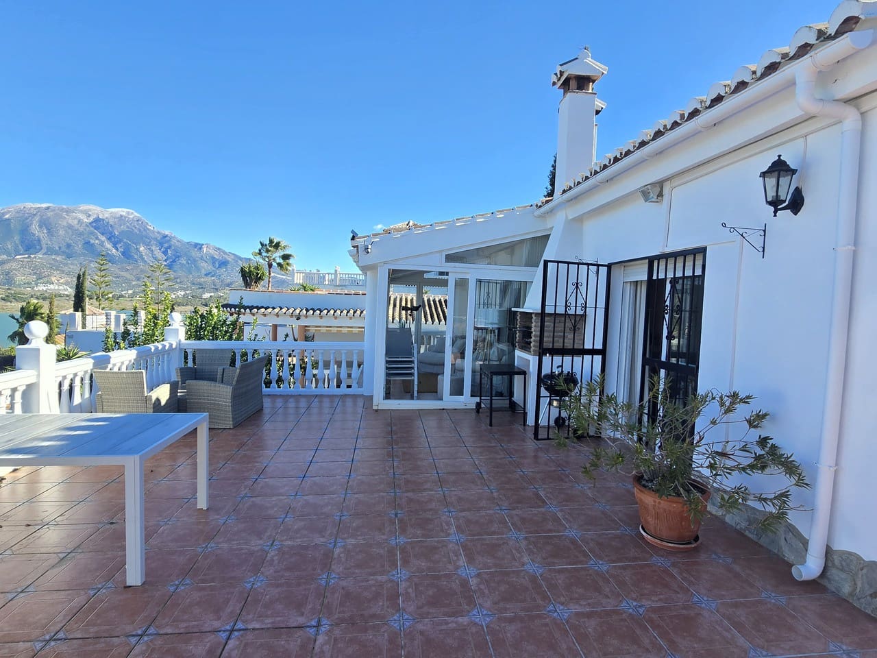3 bedroom Villa for sale in Vinuela with pool - € 415,000 (Ref: 9490085)