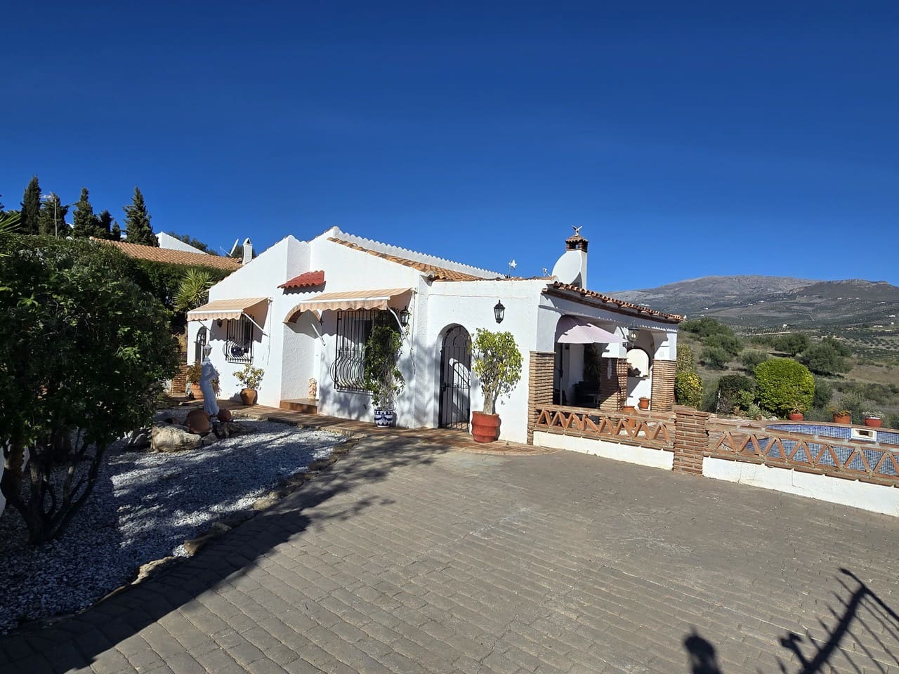 2 soveværelse Villa til salg i Vinuela med swimmingpool garage - € 259.000 (Ref: 9502931)