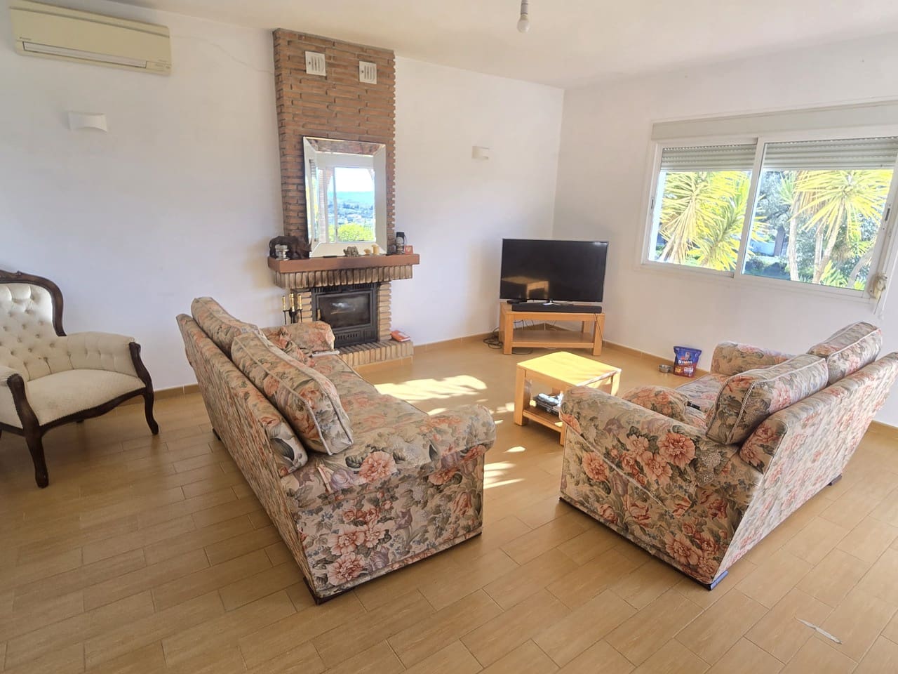 5 bedroom Villa for sale in Alcaucin with pool garage - € 449,000 (Ref: 9503288)