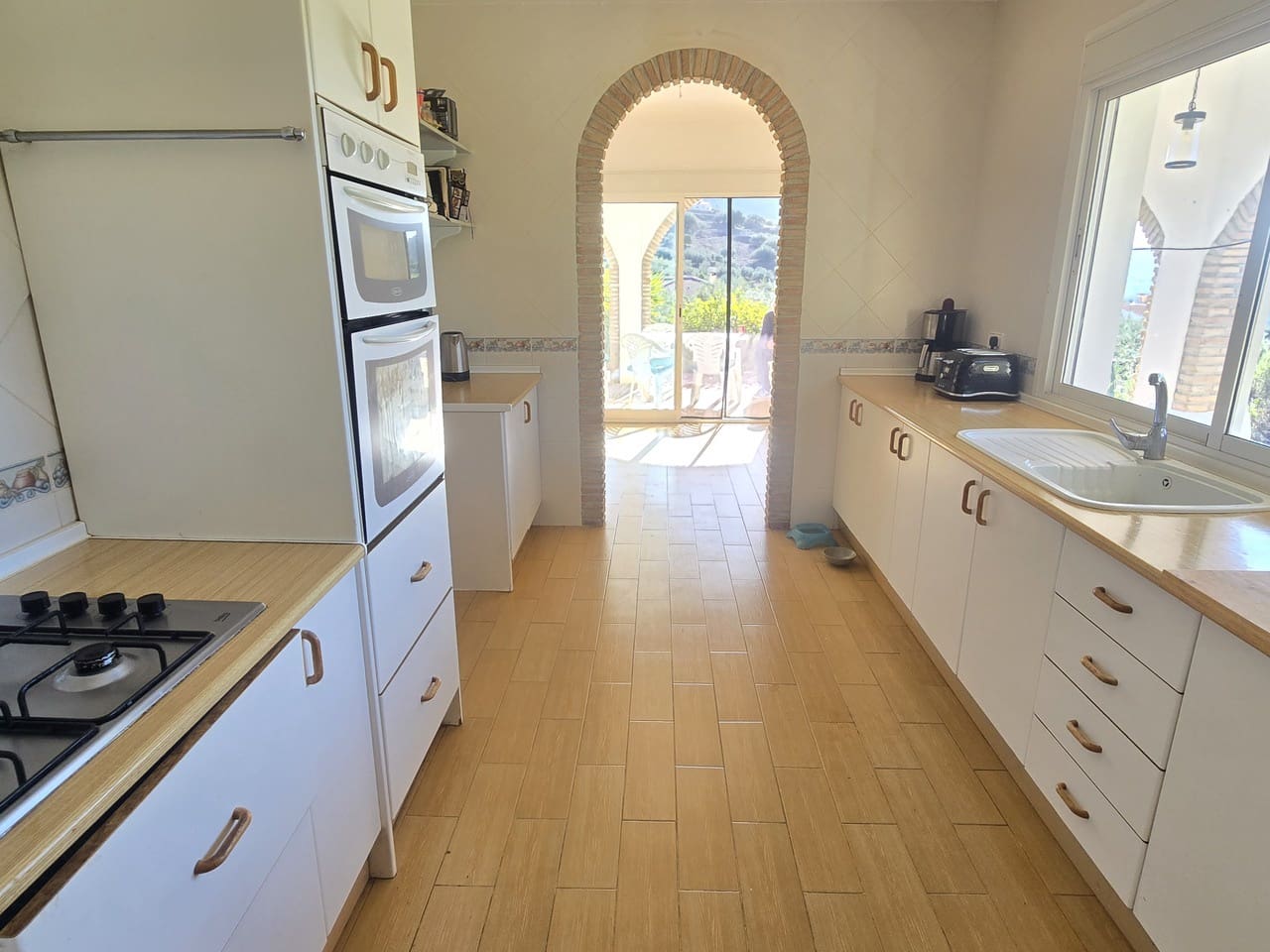 5 bedroom Villa for sale in Alcaucin with pool garage - € 449,000 (Ref: 9503288)