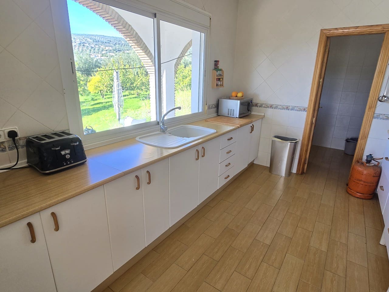 5 bedroom Villa for sale in Alcaucin with pool garage - € 449,000 (Ref: 9503288)