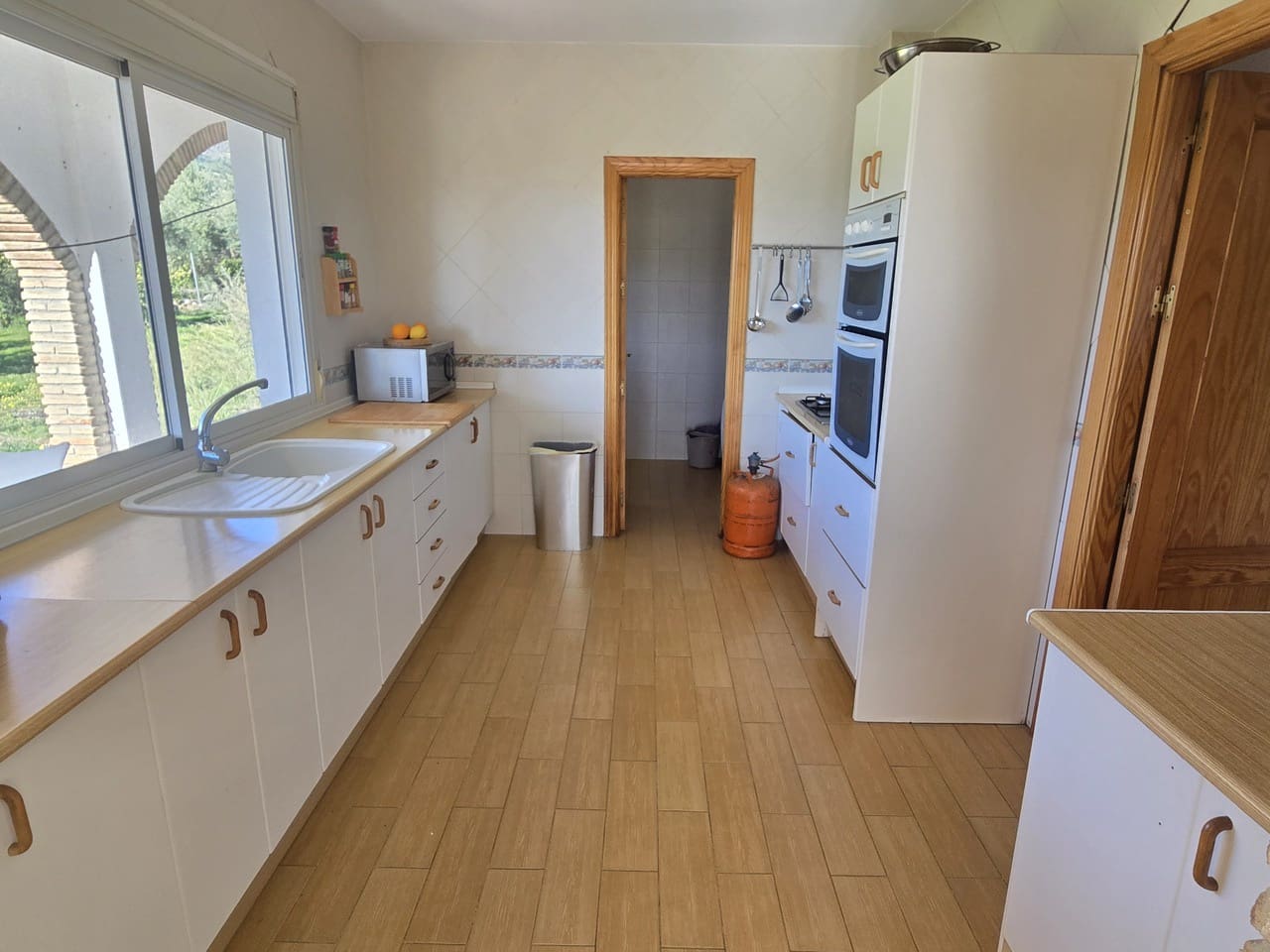 5 bedroom Villa for sale in Alcaucin with pool garage - € 449,000 (Ref: 9503288)