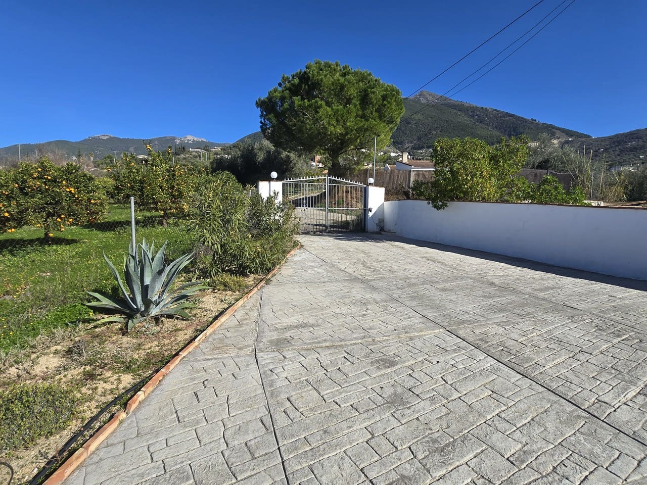 5 bedroom Villa for sale in Alcaucin with pool garage - € 449,000 (Ref: 9503288)