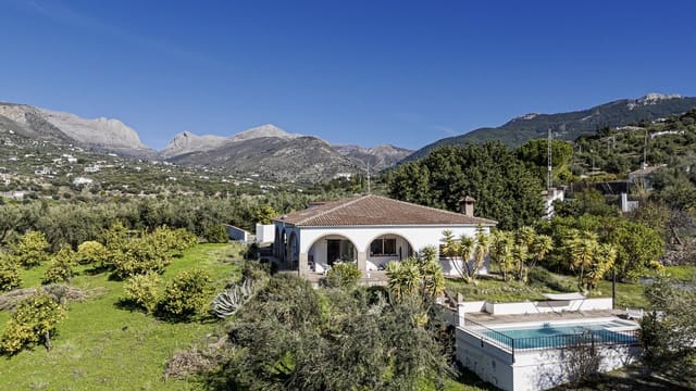 5 Zimmer Villa zu verkaufen in Alcaucín mit Pool Garage - 449.000 € (Ref: 9503288)