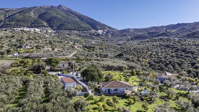 5 Zimmer Villa zu verkaufen in Alcaucín mit Pool Garage - 449.000 € (Ref: 9503288)