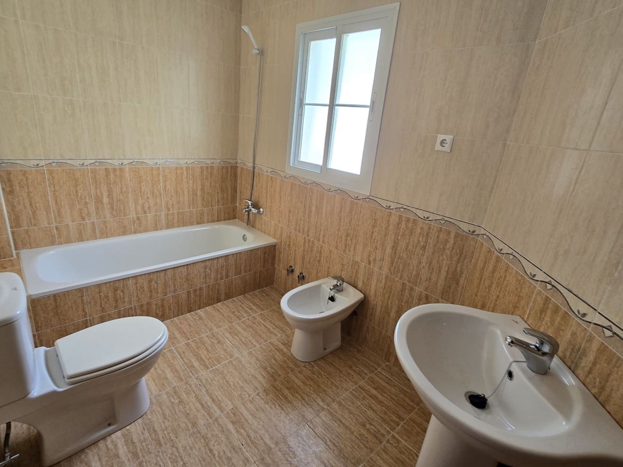 3 bedroom Townhouse for sale in Alcaucin with pool garage - € 195,000 (Ref: 9569478)