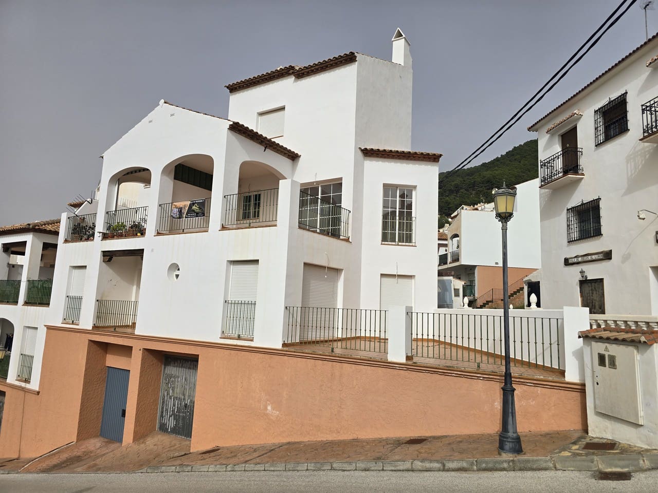 3 bedroom Townhouse for sale in Alcaucin with pool garage - € 195,000 (Ref: 9569478)
