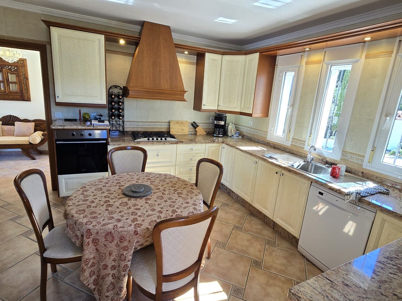 3 makuuhuone Huvila myytävänä paikassa Vinuela mukana uima-altaan 
autotalli - 525 000 € (Ref: 9609553)