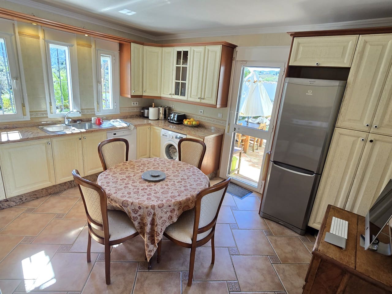 3 makuuhuone Huvila myytävänä paikassa Vinuela mukana uima-altaan 
autotalli - 525 000 € (Ref: 9609553)