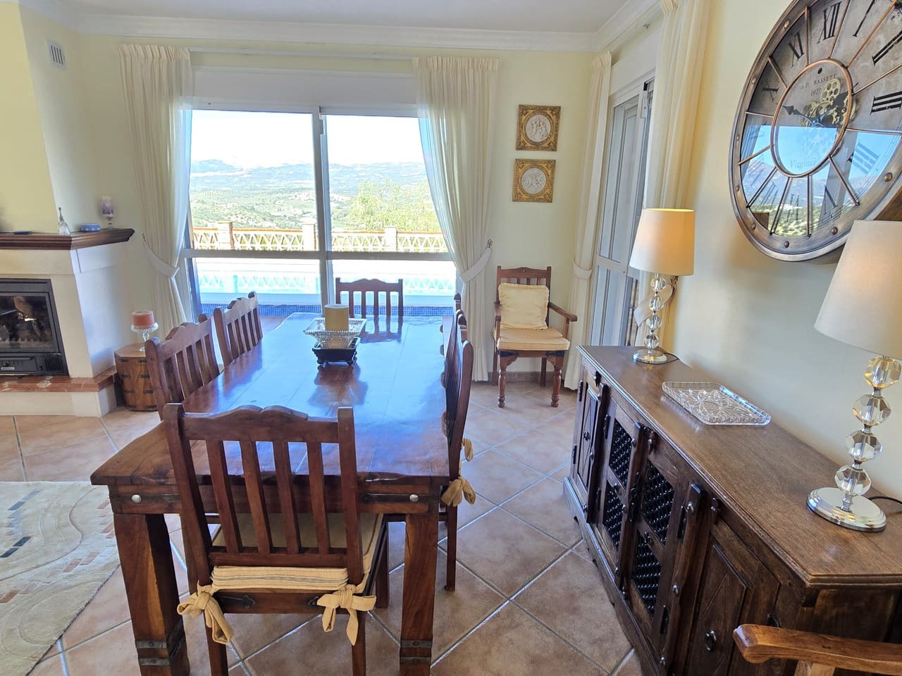 3 makuuhuone Huvila myytävänä paikassa Vinuela mukana uima-altaan 
autotalli - 525 000 € (Ref: 9609553)