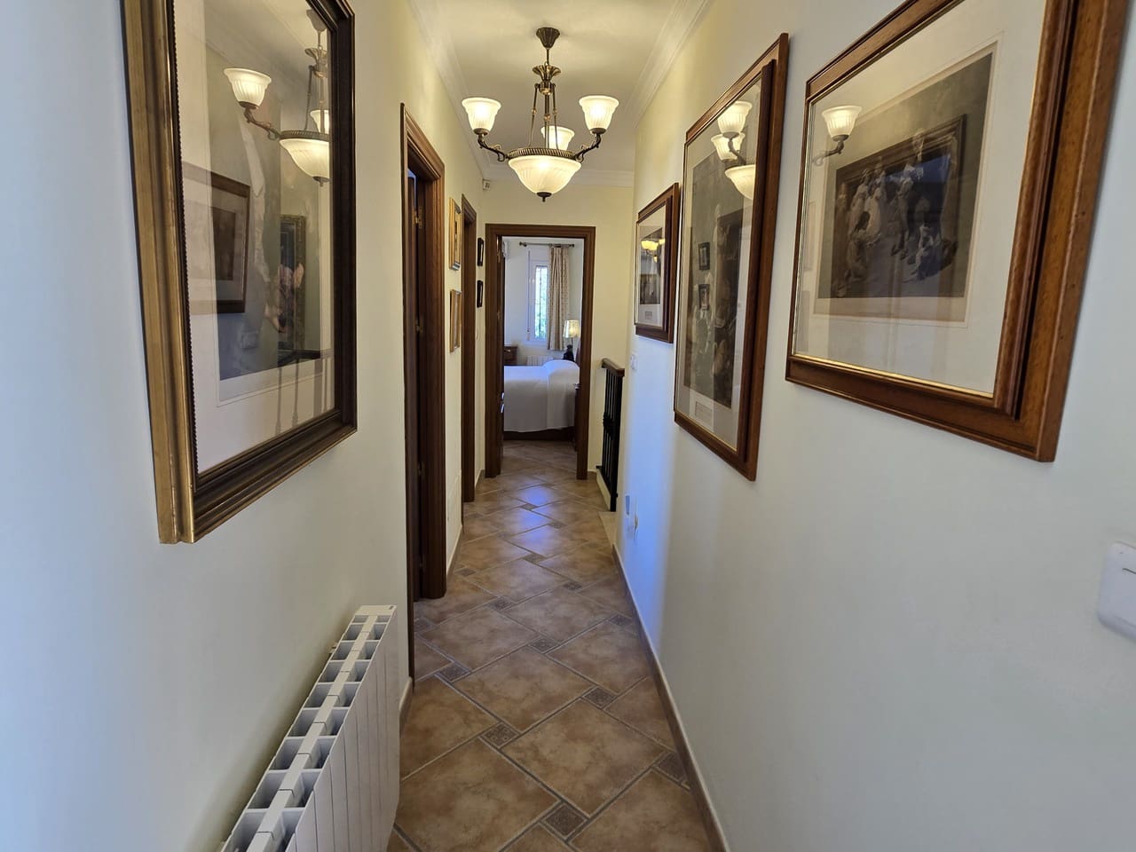 3 makuuhuone Huvila myytävänä paikassa Vinuela mukana uima-altaan 
autotalli - 525 000 € (Ref: 9609553)