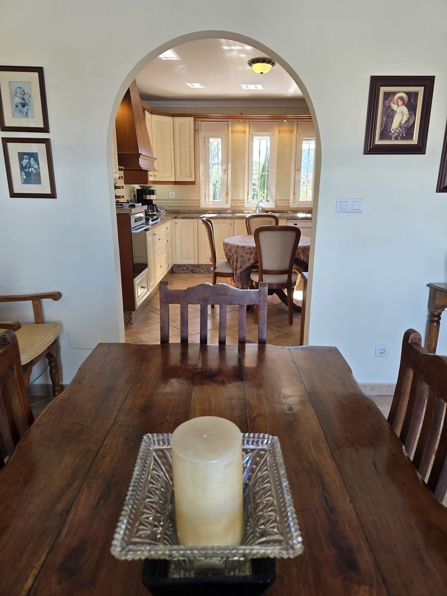 3 makuuhuone Huvila myytävänä paikassa Vinuela mukana uima-altaan 
autotalli - 525 000 € (Ref: 9609553)