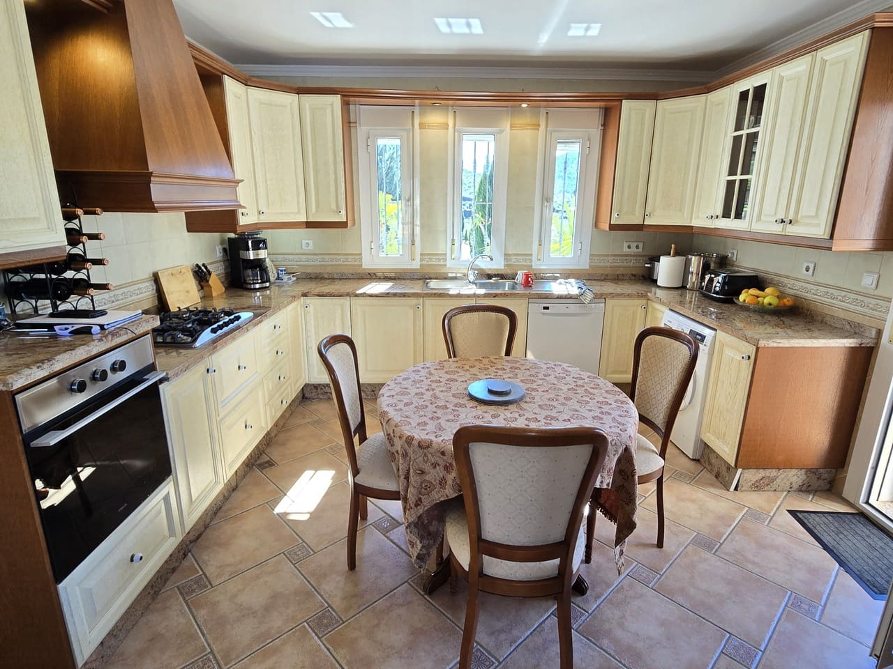 3 makuuhuone Huvila myytävänä paikassa Vinuela mukana uima-altaan 
autotalli - 525 000 € (Ref: 9609553)