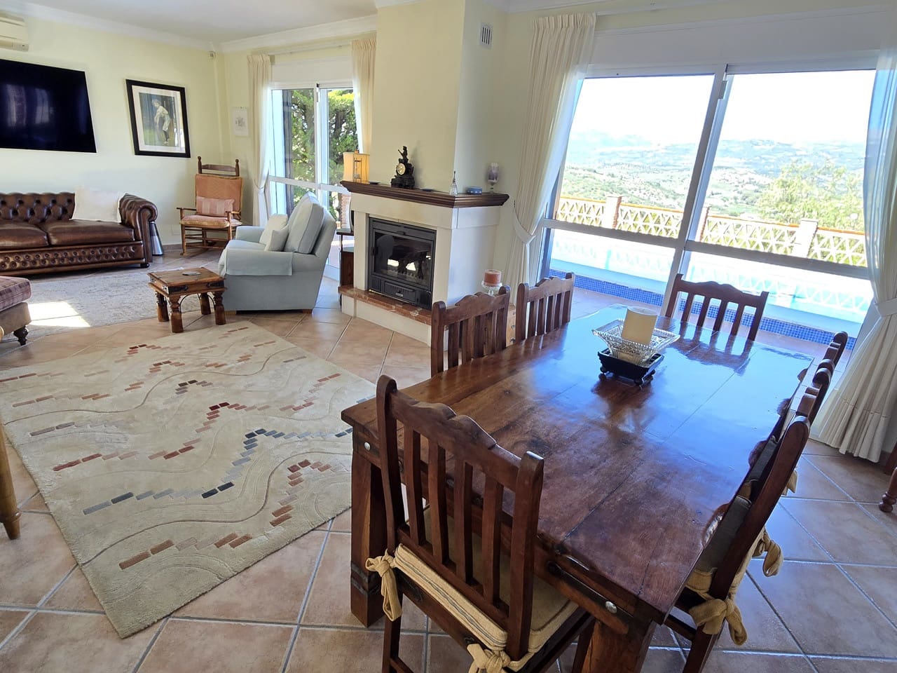 3 makuuhuone Huvila myytävänä paikassa Vinuela mukana uima-altaan 
autotalli - 525 000 € (Ref: 9609553)